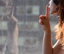 μανία καταδίωξης γυναίκα κοιτάει το παράθυρο