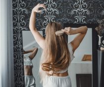 πιτυρίδα φυσική αντιμετώπιση γυναίκα χτενίζει τα μαλλιά της