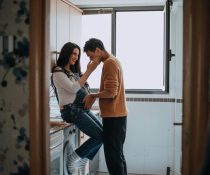 σεξ και εγκυμοσύνη γυναίκα έγκυος φιλάει άνδρα