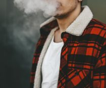 υποκατάστατα νικοτίνης άνδρας καπνίζει και βγάζει καπνό