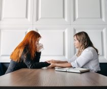 συστημική ψυχοθεραπεία ψυχοθεραπευτής βοηθά γυναίκα