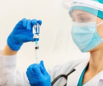 πρώτη δόση εμβολίου γυναίκα γιατρός