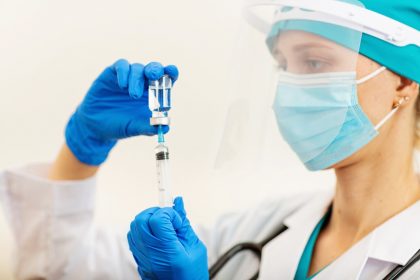 Η πρώτη δόση του εμβολίου μειώνει στο μισό την μετάδοση Covid-19