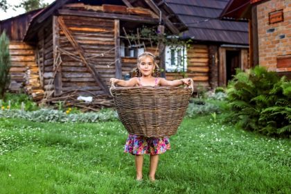 παιδιά κατασκηνώσεις κοριτσάκι κρατά καλάθι στην εξοχή