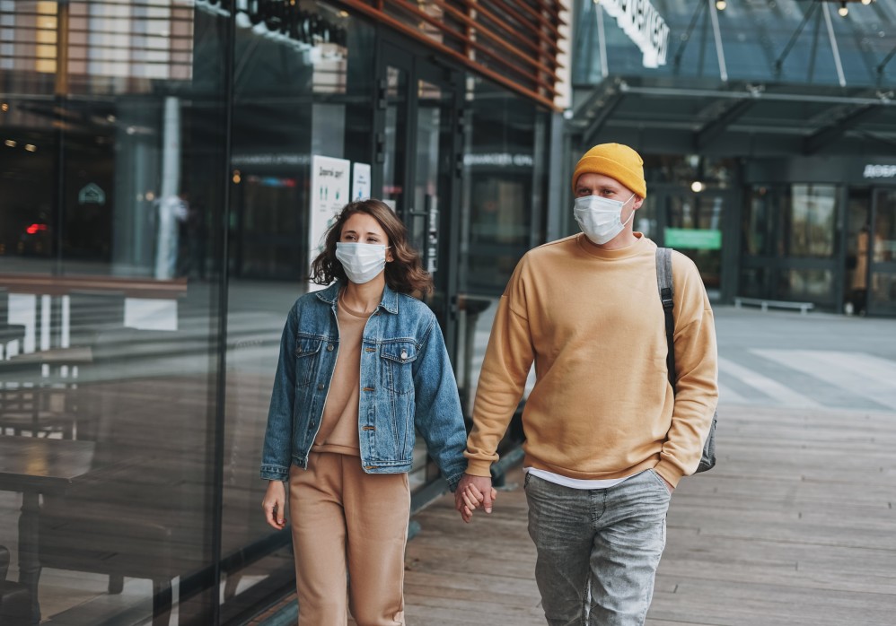Ζευγάρι περπατά φορώντας μάσκα