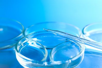 έρευνα στο εργαστήριο με ιό covid-19 σε εθελοντές για την πιθανότητα επαναμόλυνσης