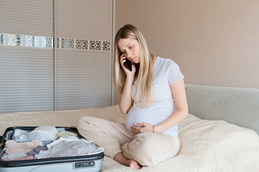 Γυναίκα με πόνο στην κοιλιά κατά την εγκυμοσύνη