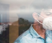 άνδρας βλέπει από το παράθυρο και ανήκει σε κανονική κατηγορία covid-19