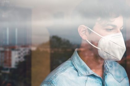 άνδρας βλέπει από το παράθυρο και ανήκει σε κανονική κατηγορία covid-19