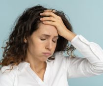 συχνός αναστεναγμός γυναίκα κρατάει το κεφάλι της και αναστενάζει