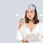 γυναίκα με εποχικές αλλεργίες δόντια πλύση με στοματικό διάλυμα