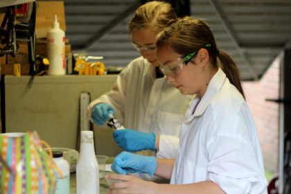 ιικό φορτίο αστικά λύματα ερευνητές σε εργαστήριο