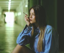καθαρισμός της πίσσας των πνευμόνων κοπέλα καπνίζει