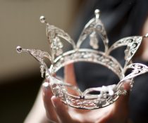 ναρκισσισμός αίτια κορώνα με διαμάντια