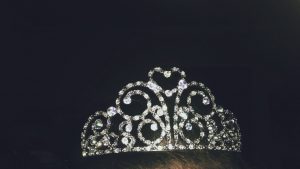 ναρκισσιστής σύντροφος σημάδια στέμμα με διαμάντια