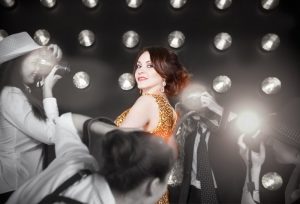 ναρκισσιστικός σύντροφος γυναίκα φαντασμένη βγαίνει φωτογραφία