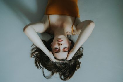 πλασματική διαταραχή κοπέλα κρέμεται ανάποδα