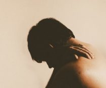 δερματικές αλλεργίες άγχος άνδρας πιάνει τον ώμο του που πονάει