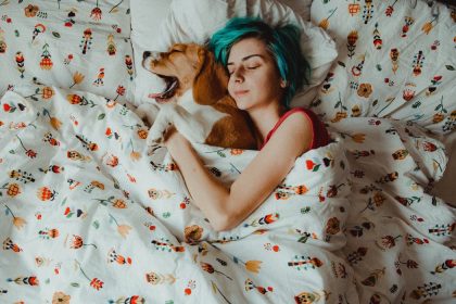 Υπάρχουν βότανα για βαθύ ύπνο, που χαρίζουν ξεκούραση και μειώνουν την ένταση της καθημερινότητας.  κοπέλα κοιμάται με τον σκύλο της
