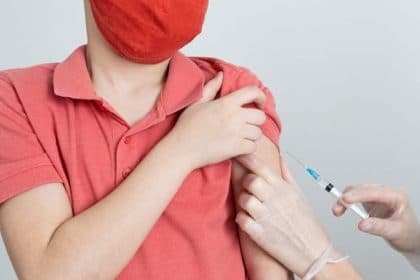 Ξεκίνησε η αξιολόγηση του εμβολίου κατά του Covid-19 στις ηλικίες 12-15 ετών 