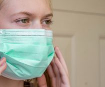 καρδιακά προβλήματα σε πολύ μικρό αριθμό νέων που εμβολιάστηκαν κατά του Covid-19 έφηβη με μάσκα