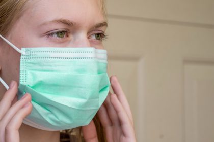 καρδιακά προβλήματα σε πολύ μικρό αριθμό νέων που εμβολιάστηκαν κατά του Covid-19 έφηβη με μάσκα