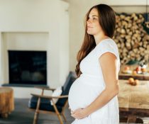γυναίκα που κρατάει την κοιλιά της έγκυες έχουν ερωτήσεις ο οδοντίατρος απαντά