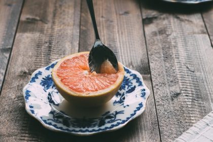 πικρή γεύση covid-19 πορτοκάλι με κουτάλι