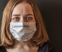 covid-19 έρευνα κοπέλα με μάσκα