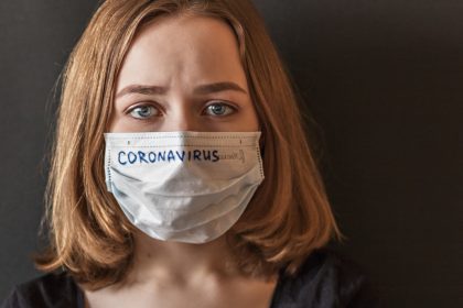 covid-19 έρευνα κοπέλα με μάσκα