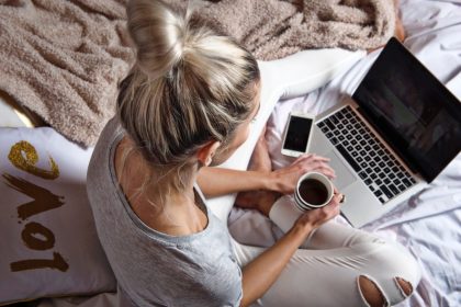 γυναίκα σε τηλεργασία με σύνδρομο σπηλαίου λόγω απομόνωσης