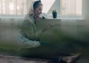 γυναίκα μόνη με σύνδρομο σπηλαίου λόγω απομόνωσης