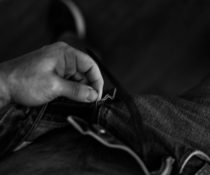 επιδειξιομανία άνδρας κατεβάζει το φερμουάρ από το παντελόνι του