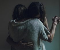 εξαρτημένη διαταραχή προσωπικότητας ζευγάρι χορεύει με θλίψη