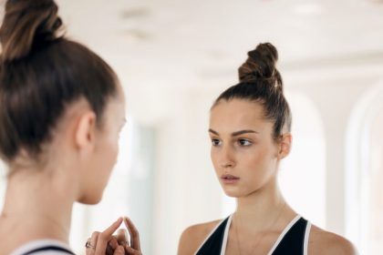 Χαμηλή αυτοεκτίμηση και σημάδια: Ο χειρότερος εχθρός του εαυτού