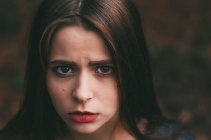 ανεκπλήρωτη αγάπη ανεκπλήρωτος έρωτας αγάπη γυναίκα με θλιμμένο βλέμμα