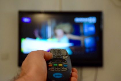 Η τηλεόραση επιβαρύνει την υγεία του εγκεφάλου σε ανθρώπους μέσης ηλικίας
