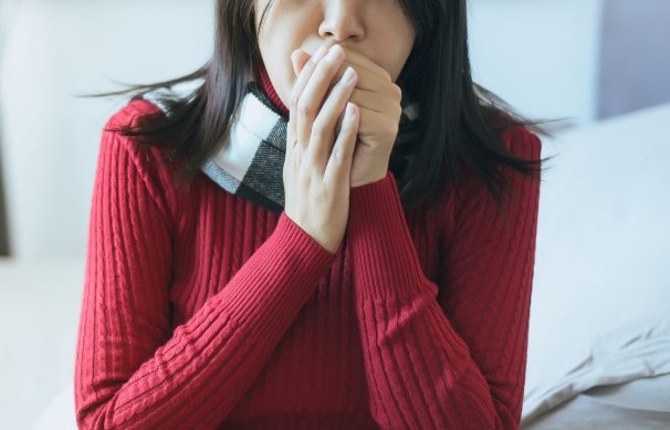 γυναίκα με επίμονο βήχα