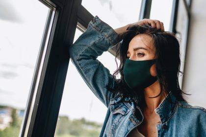 φοβία covid-19 άγχος επικριτικοί γυναίκα με μάσκα