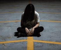φόβος της δέσμευσης γυναίκα κάθεται στο πεζοδρόμιο