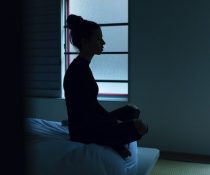 Αϋπνία νέα θεραπεία γυναίκα δεν μπορεί να κοιμηθεί το βράδυ