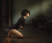 πόνος στο στομάχι με άερια γυναίκα πιάνει την κοιλιά της που πονάει
