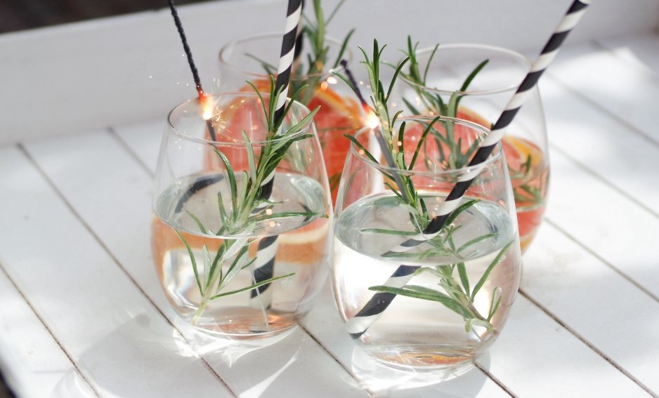 άφθονο νερό και χυμούς φρούτων στην άνοδο θερμοκρασίας