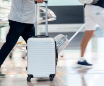 τουρίστες με βαλίτσες και αποδεικτικά εισόδου με όλα τα εμβόλια