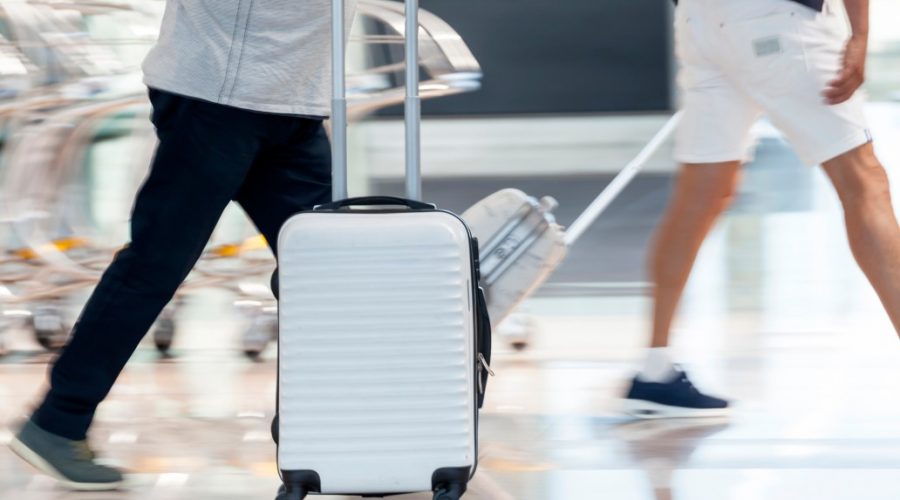 τουρίστες με βαλίτσες και αποδεικτικά εισόδου με όλα τα εμβόλια