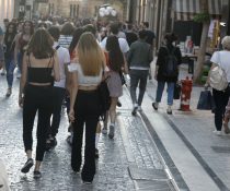 εμβολιασμένοι κανουν βόλτα χωρις μάσκα