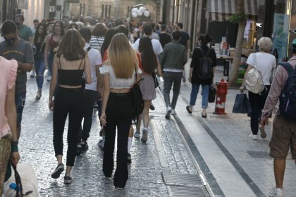 εμβολιασμένοι κανουν βόλτα χωρις μάσκα