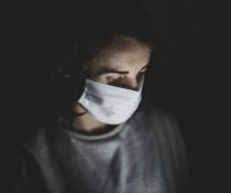 πανδημία ψυχική υγεία covid-19 κοπέλα με μάσκα