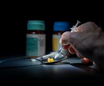 εθισμός ναρκωτικά ουσίες άνδρας κάνει χρήση ναρκωτικών