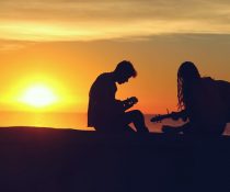 μουσική ομαδική σύνθεση κοινωνική σύνδεση παρέα παίζει κιθάρα στο ηλιοβασίλεμα